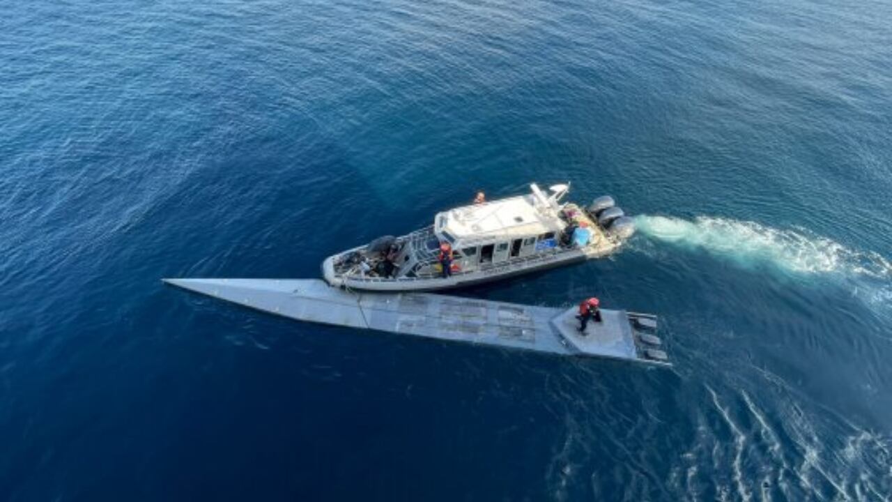 Armada detuvo semisumergible con millonaria carga de cocaína y en el que viajaban dos personas muertas