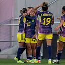 La colombiana Manuela Pavi (15) celebra con sus compañeras de equipo después de anotar contra Panamá durante la primera mitad de un partido del torneo de fútbol femenino de la Copa Oro de la CONCACAF, el miércoles 21 de febrero de 2024, en San Diego. (Foto AP/Gregory Bull)
