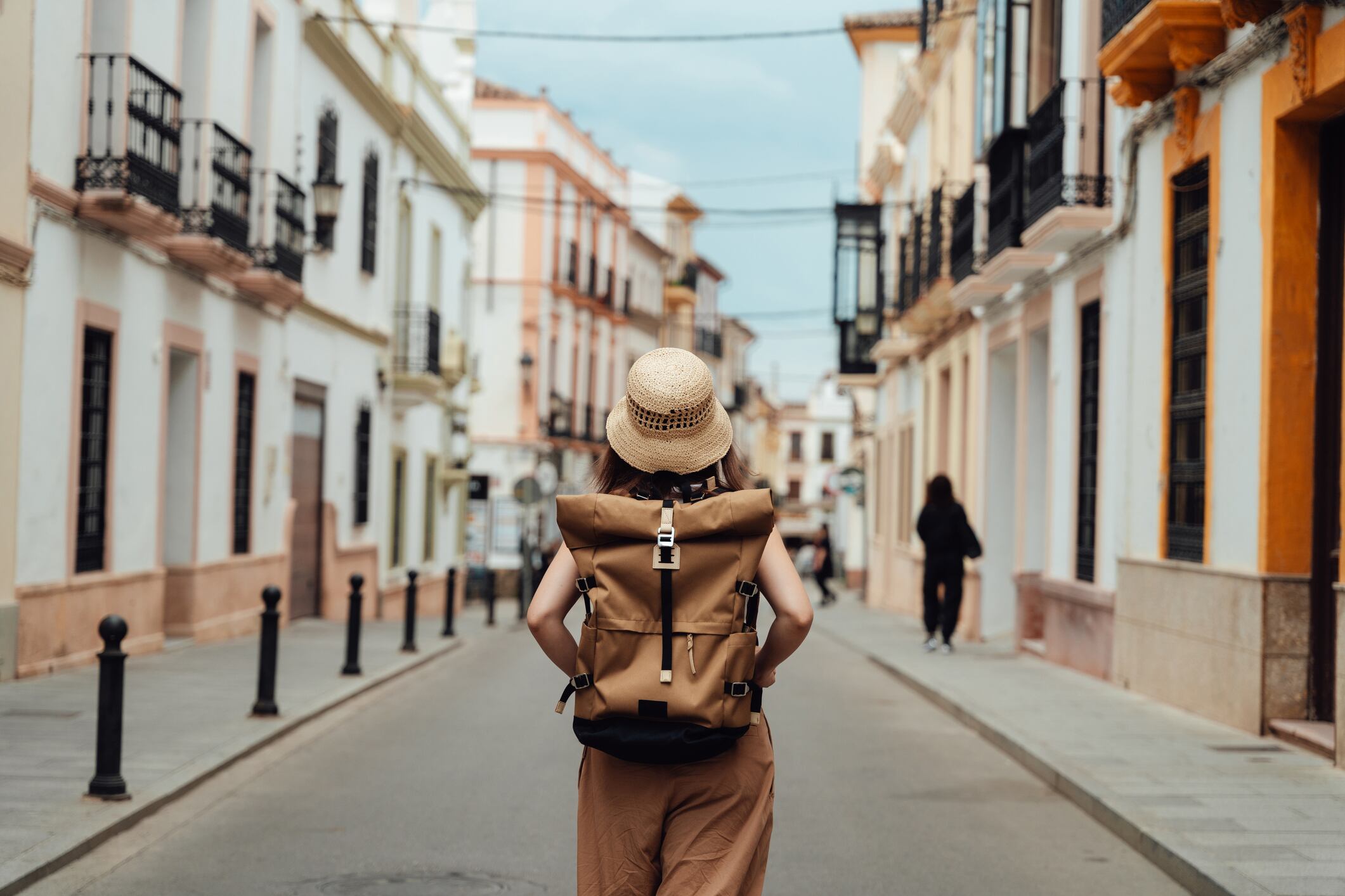 Joven asiática con mochila buscando dirección mientras viaja. Viajes y vacaciones. Estilo de vida y tecnología
