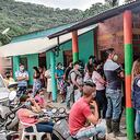 La Defensoría del Pueblo se reunió con algunas familias de La Silla, en la escuela de Ambato, para conocer la situación que vienen padeciendo.