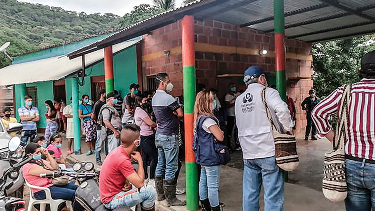 La Defensoría del Pueblo se reunió con algunas familias de La Silla, en la escuela de Ambato, para conocer la situación que vienen padeciendo.