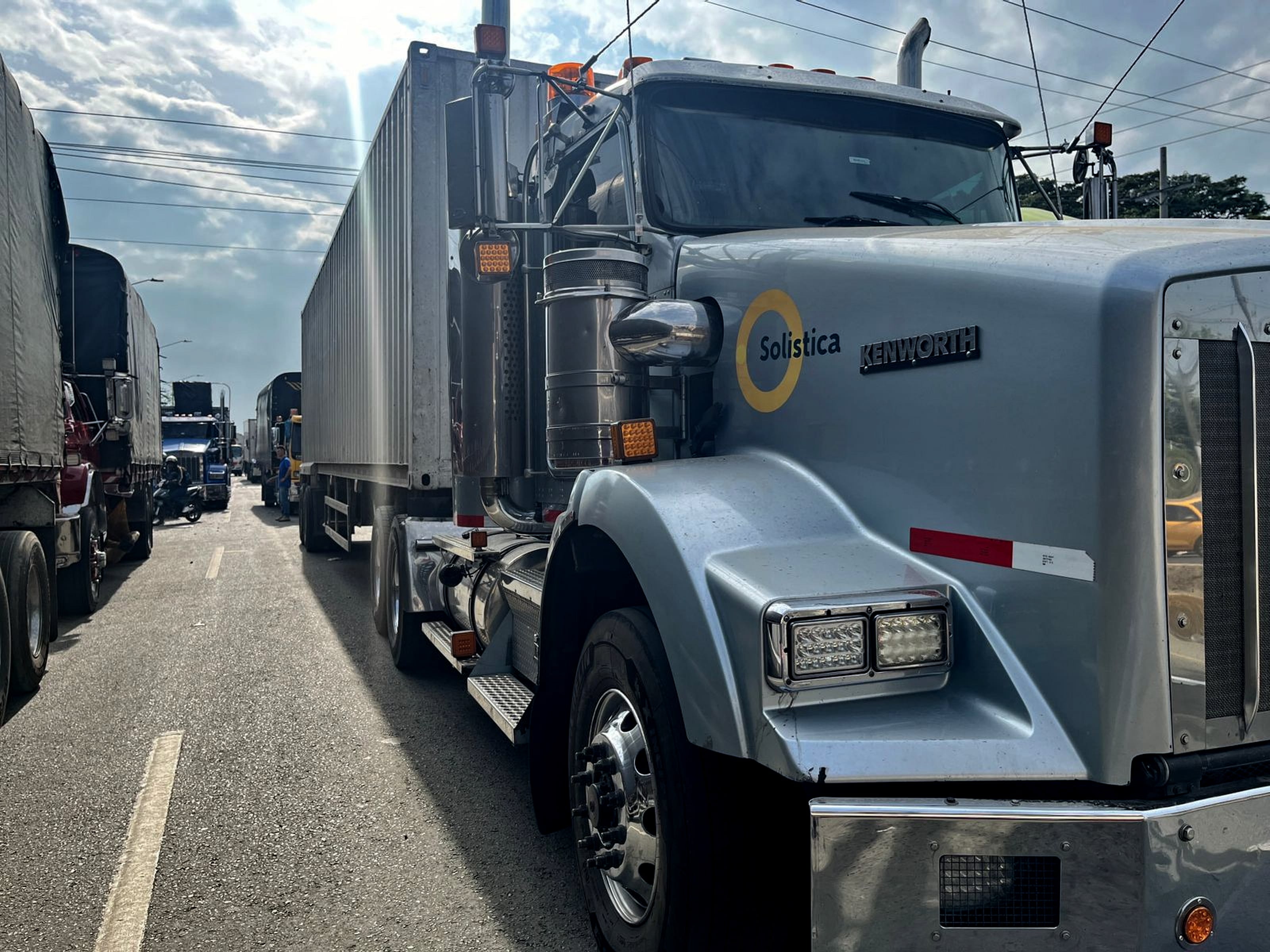 bloqueo de camioneros en el paso del comercio, pasajeros que van al aeropuerto Alfonso Bonilla deben pasar caminando.