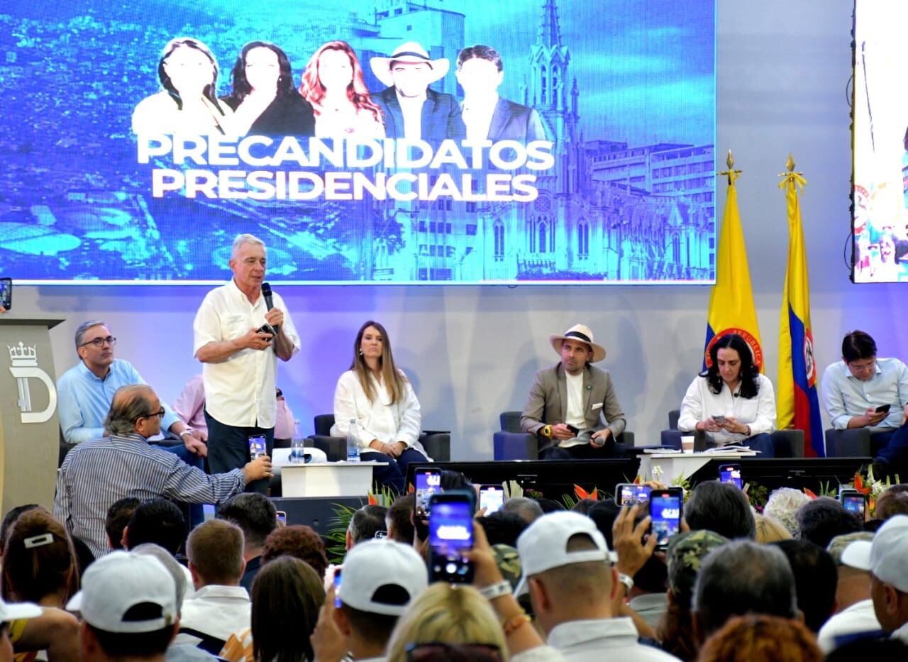 El expresidente de la República, Álvaro Uribe Vélez, hizo énfasis en el mal manejo de la economía, por parte de Gustavo Petro.