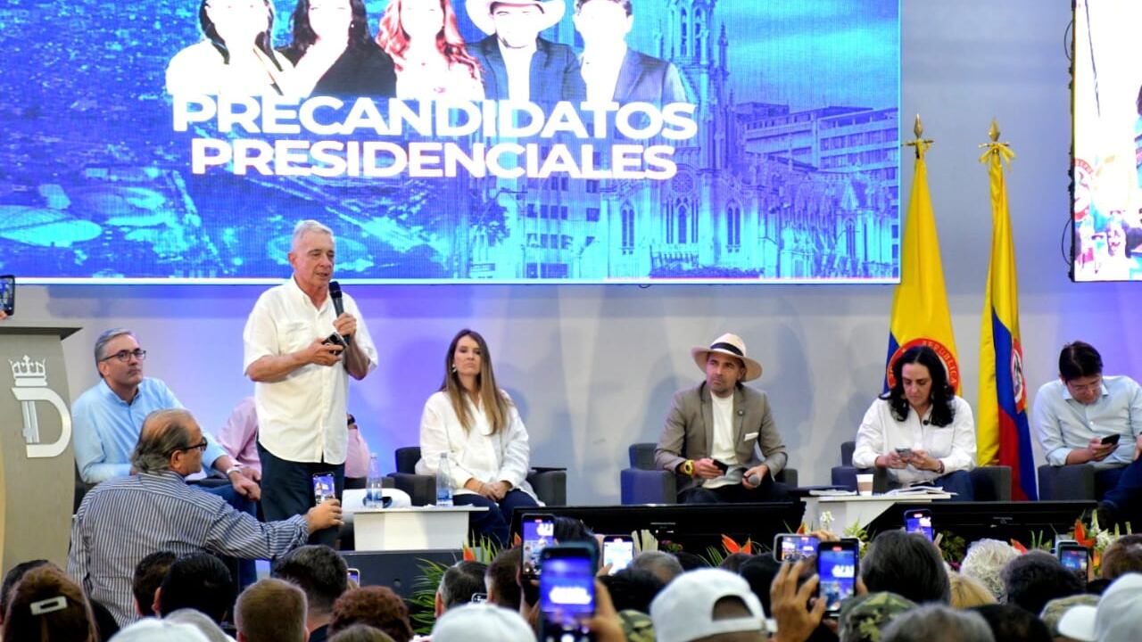 Las autoridades revisan las medidas de seguridad de los integrantes del Centro Democrático.