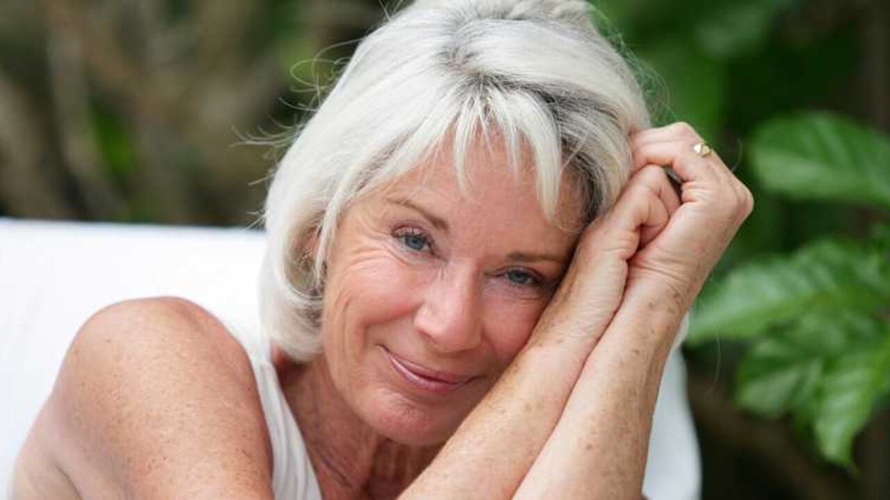 Después de cierta edad el cuerpo va perdiendo elasticidad, lo cual ocasiona la aparición de líneas de expresión.