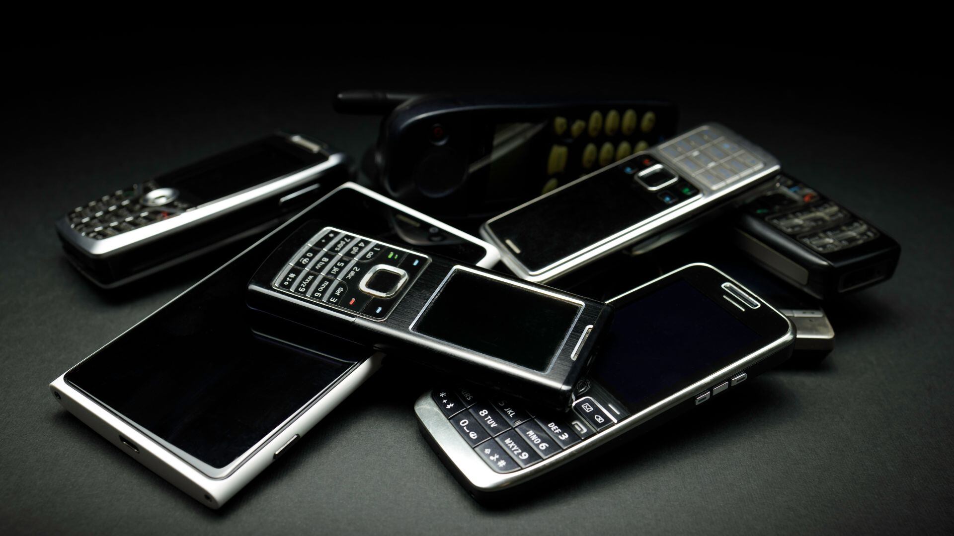 Las grandes empresas ya no solo compiten por mejorar el smartphone, sino por crear un nuevo dispositivo que asuma su rol central.