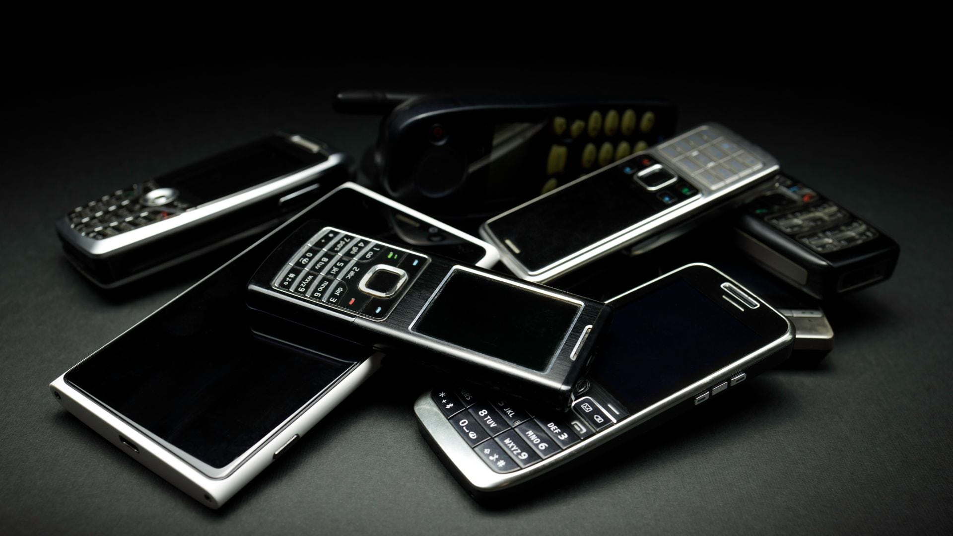 Las grandes empresas ya no solo compiten por mejorar el smartphone, sino por crear un nuevo dispositivo que asuma su rol central.