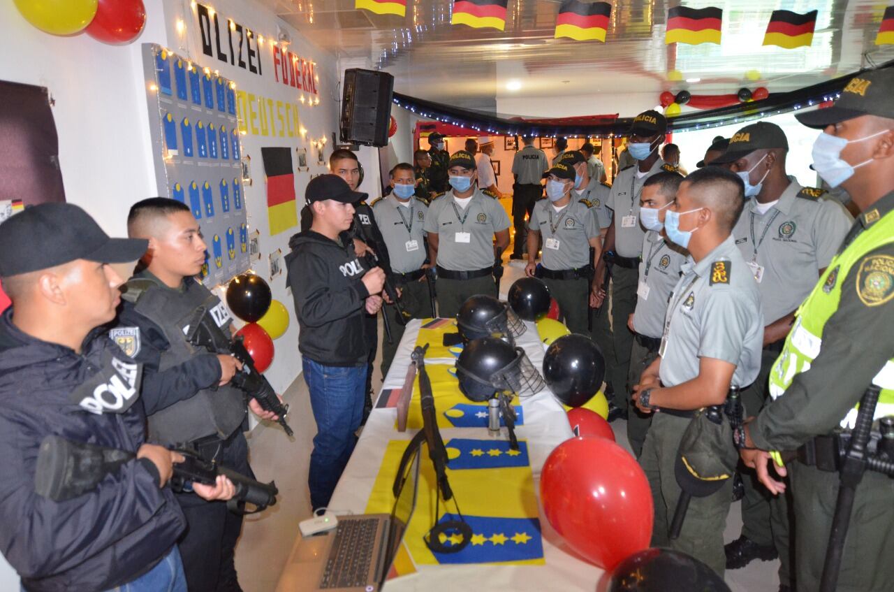 Policías nazis: Un mayor, suspendido por el escándalo de policías disfrazados de nazis, ganó una tutela que ordenó a la inspección de la Policía reintegrarlo a su cargo.
