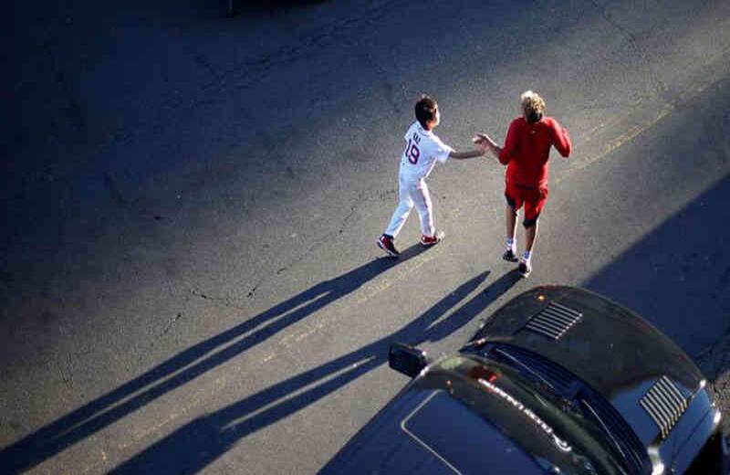 Una nueva generación de beisbolistas se avecina por las calles de los Estados Unidos. El hijo de David Ortiz jugador de los Medias rojas, D'Angelo Ortiz y el hijo de Koji Uehara, Kaz Uehara juegan antes del partido de sus padres en el Fenway Park de Boston.