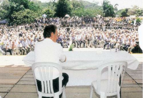 El siete de enero de 1997, después que el presidente Andrés Pastrana aceptara despejar una zona de cinco municipios para dialogar con las Farc, el jefe guerrillero Manuel Marulanda Vélez, alias Tirofijo, lo dejó plantado en San Vicente del Caguán en la instalación de la mesa de negociación. 