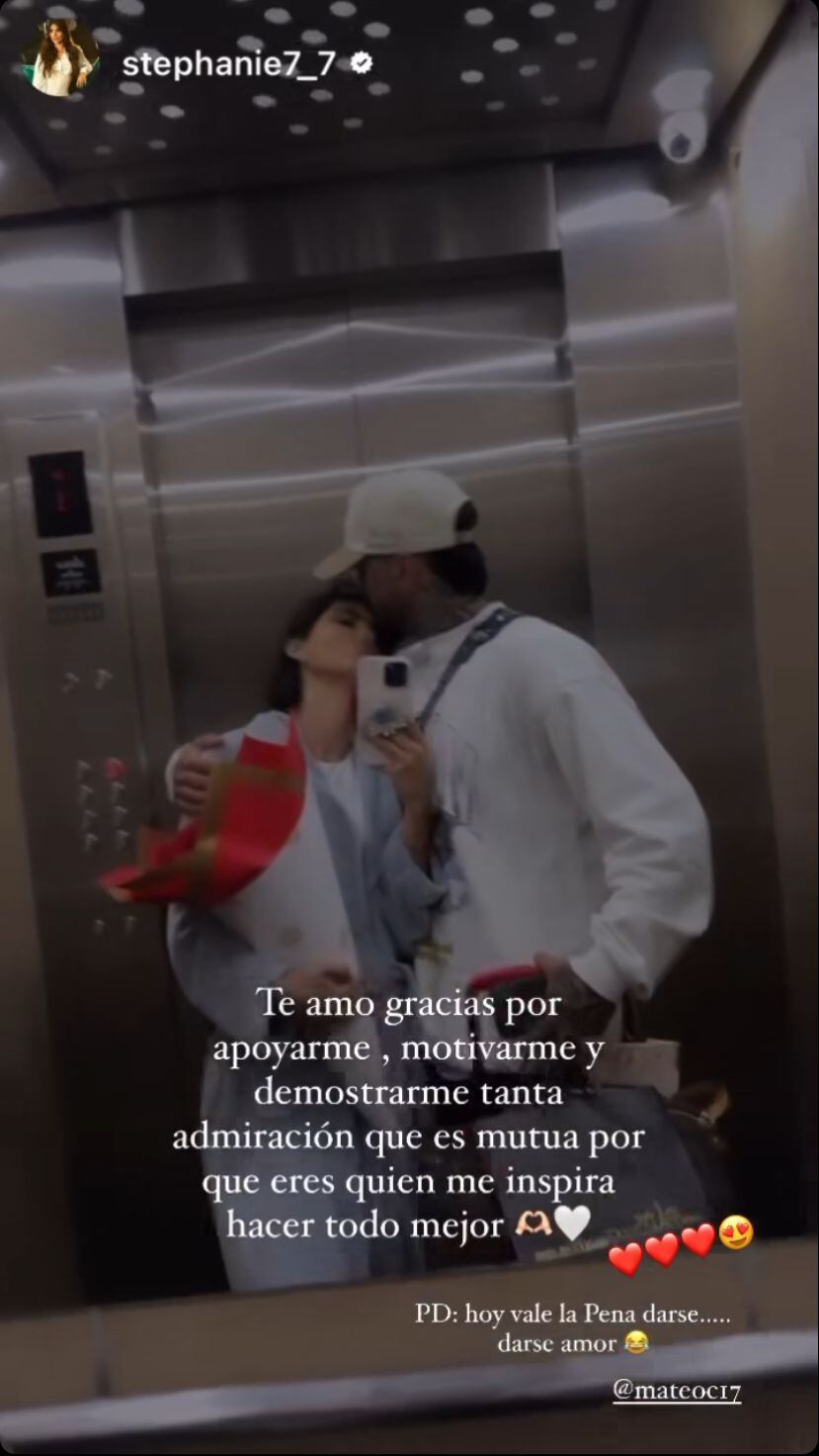 La pareja se mostró muy enamorada en reds sociales.