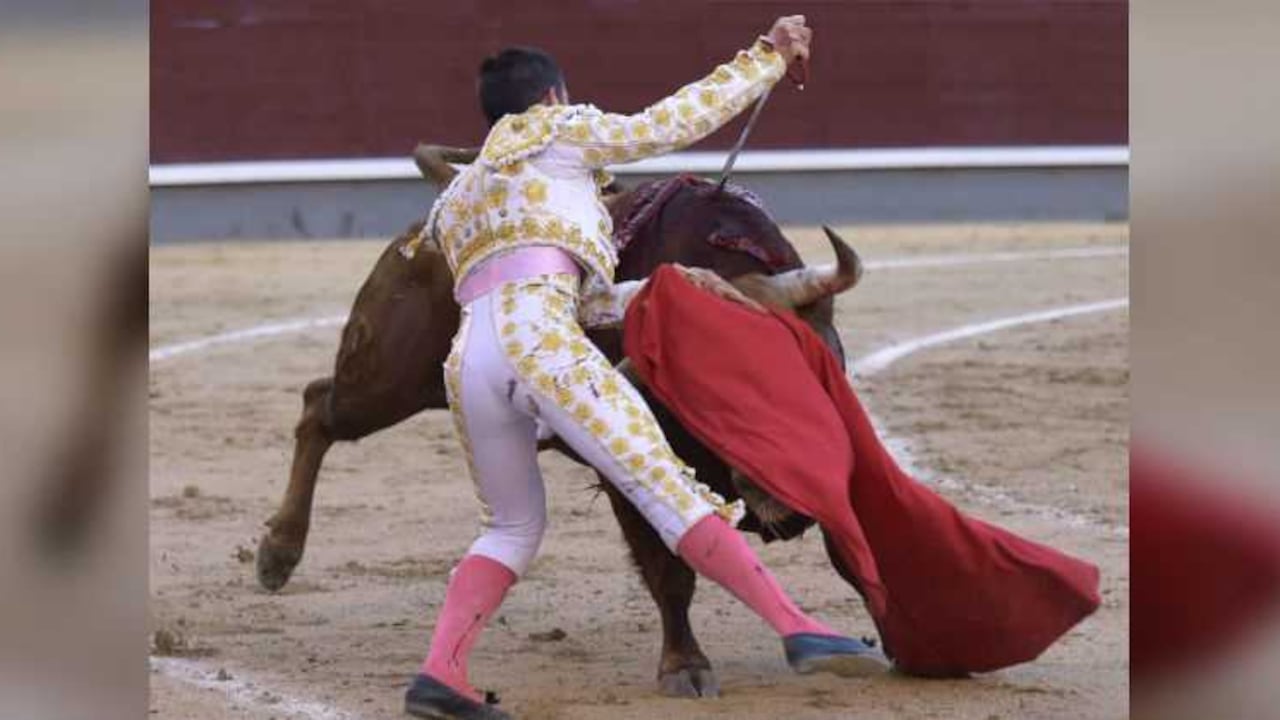 El colombiano resultó cogido al entrar a matar a su segundo novillo.