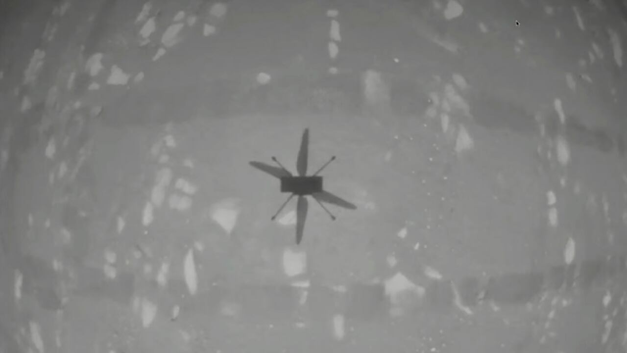 Ingenuity despegó a las 09H33 GMT y se elevó hasta los cinco metros de altura, superando los tres que había alcanzado en el vuelo previo, además de realizar por primera vez un movimiento lateral, cumpliendo dos de las ambiciones de la Nasa.