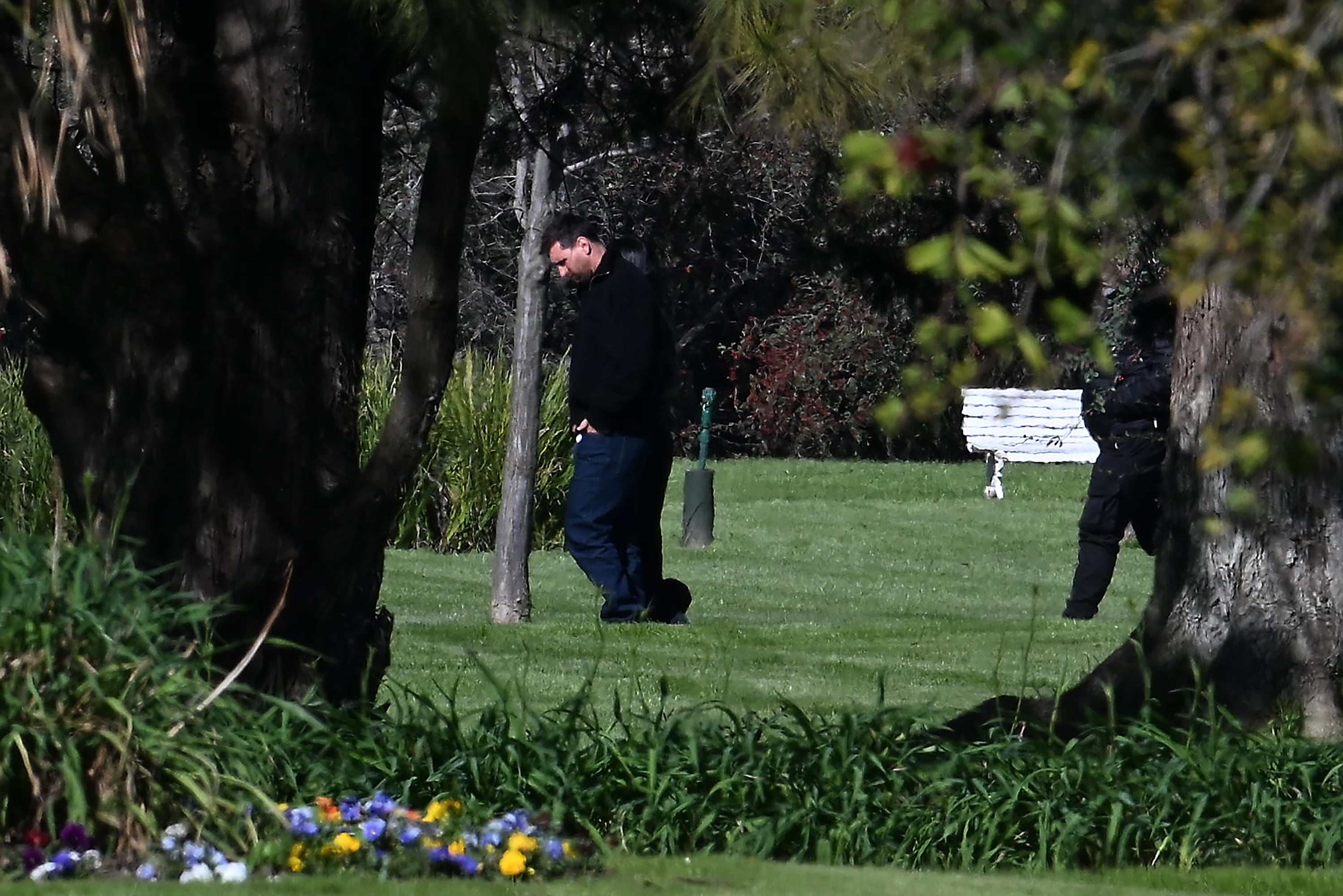 Lionel Messi, cabizbajo, luego de darle el último adiós a su padre, Jorge Messi, en el cementerio El Prado de Rosario.