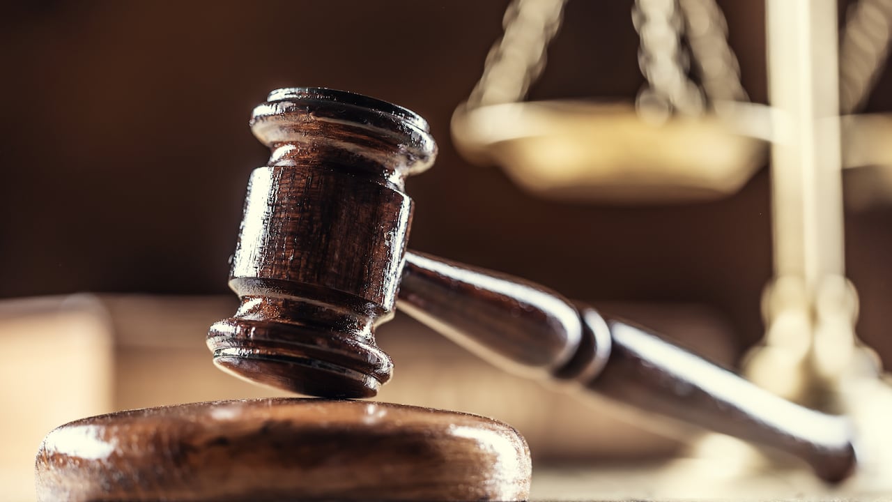 El acusado enfrenta cargos por proxenetismo agravado, violación y amenazas en un tribunal sueco.