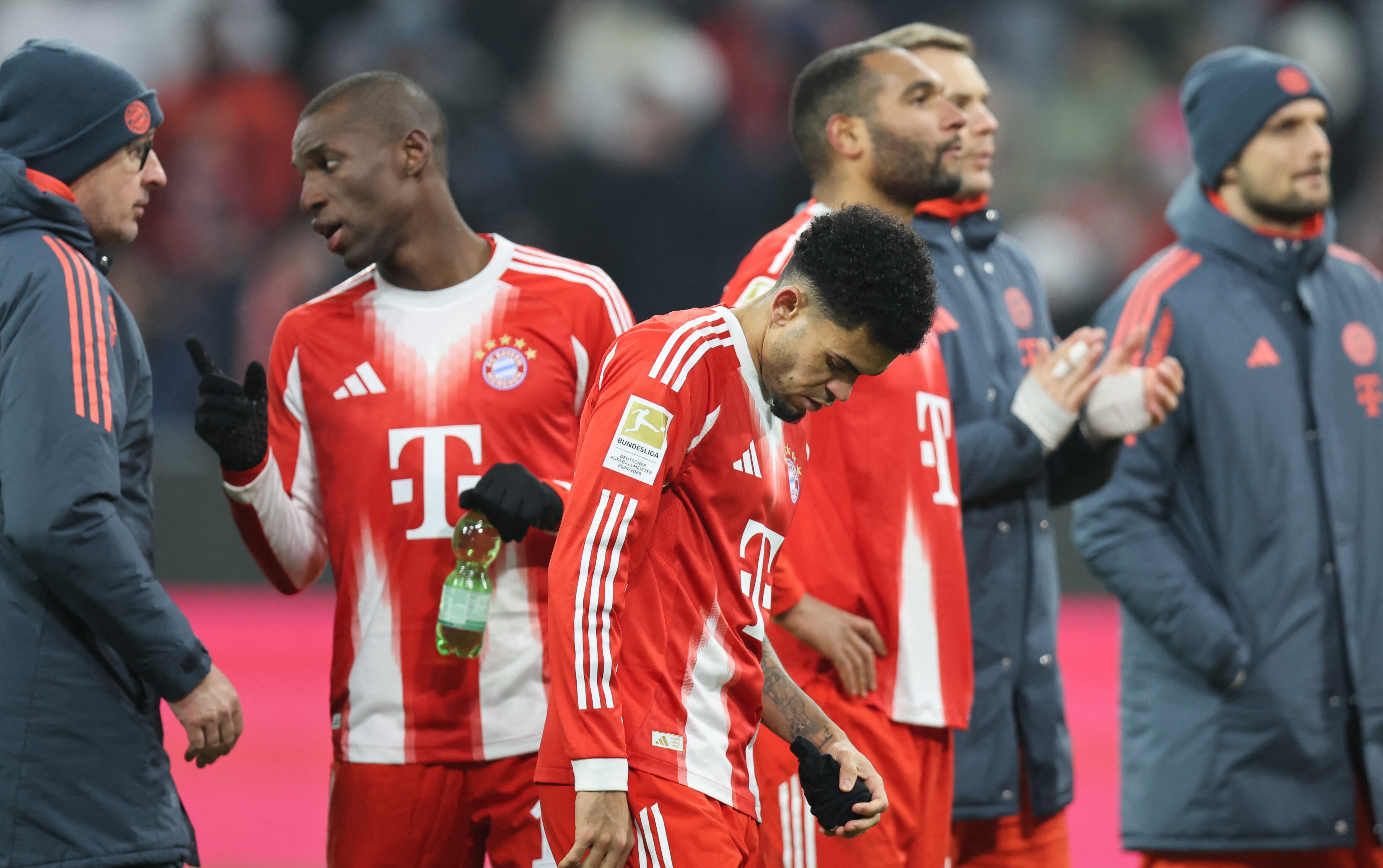 El delantero colombiano #14 del Bayern Múnich, Luis Díaz (centro), observa a sus compañeros después del partido de la Bundesliga alemana entre el FC Bayern Múnich y el FC Augsburgo en Múnich, sur de Alemania, el 24 de enero de 2026. (Foto de Alexandra BEIER / AFP)