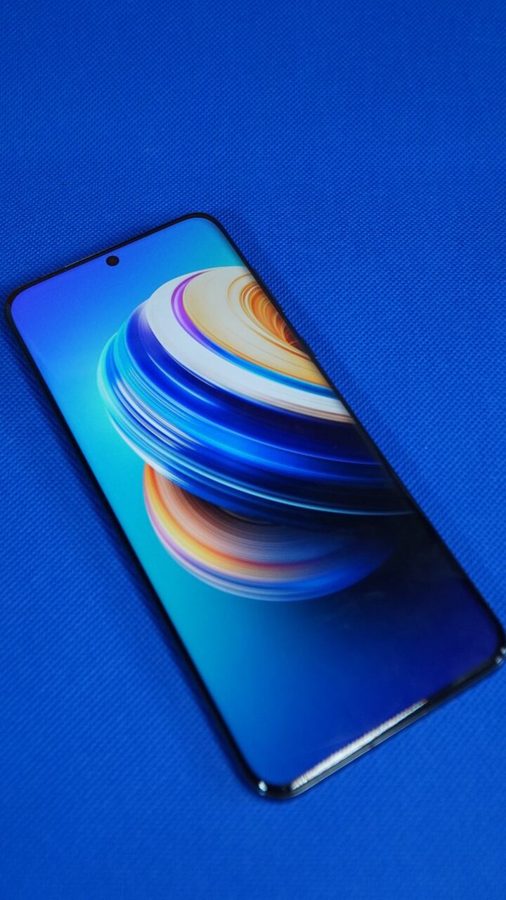 El dispositivo tiene un diseño con bordes curvos.