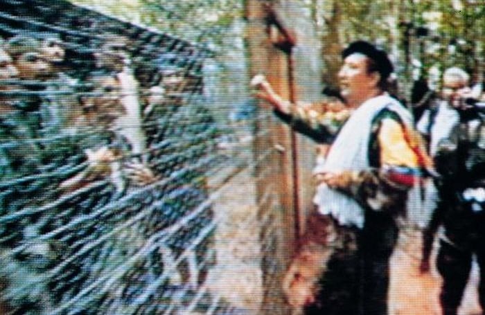  El 'Mono Jojoy' pasa revista a los secuestrados que se encuentran en una especie de campo de concentración.