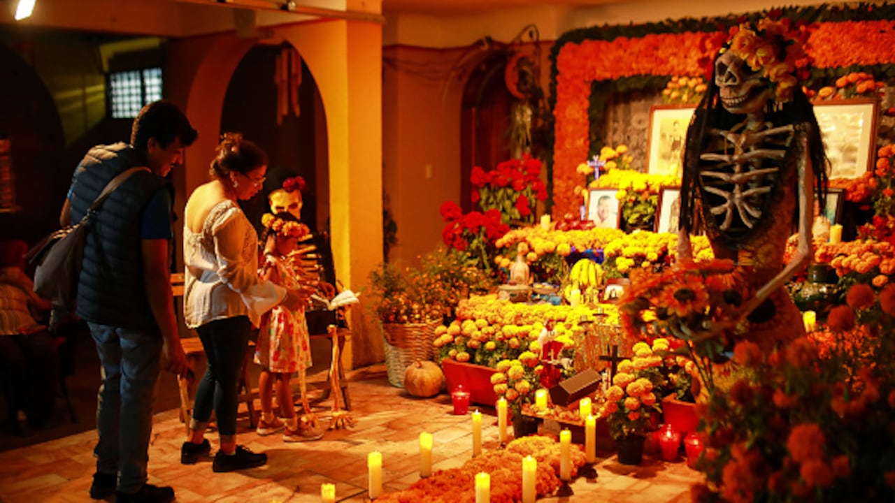 En muchos lugares se realizan ofrendas y desfiles que concentran a familias y visitantes.