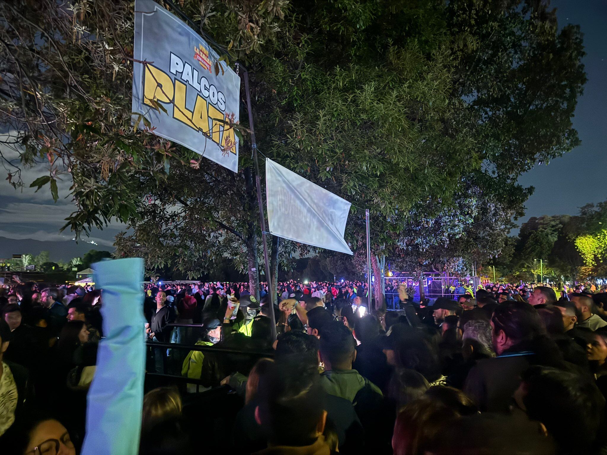 Más de cinco horas esperando para ingresar y el evento no ha comenzado.