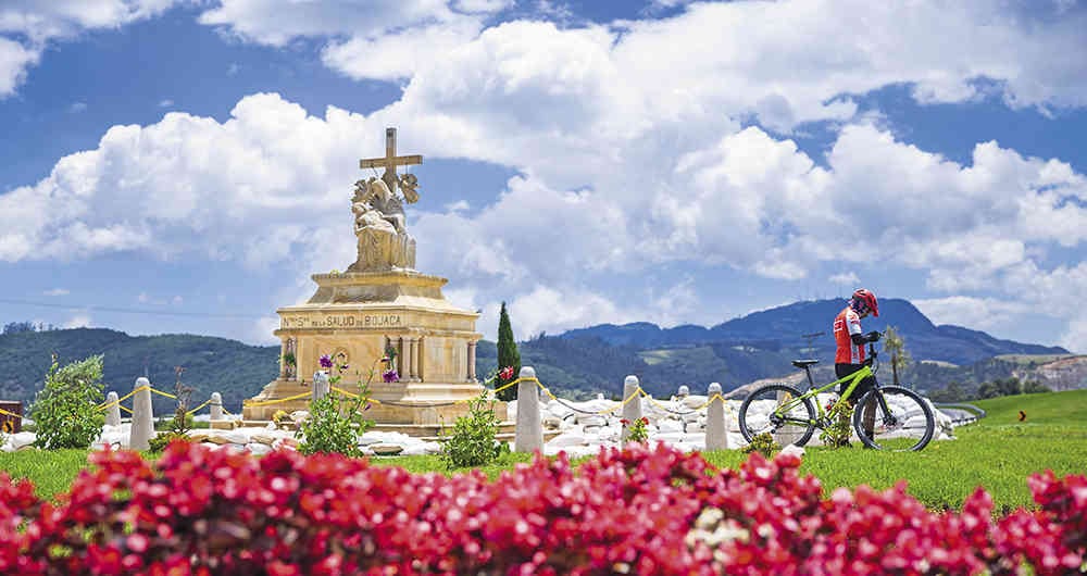 Cientos de personas acuden cada sábado al Santuario de la Virgen de la Salud en Bojacá, para pedir que jamás les pase nada a sus autos y a quienes se transportan en ellos.