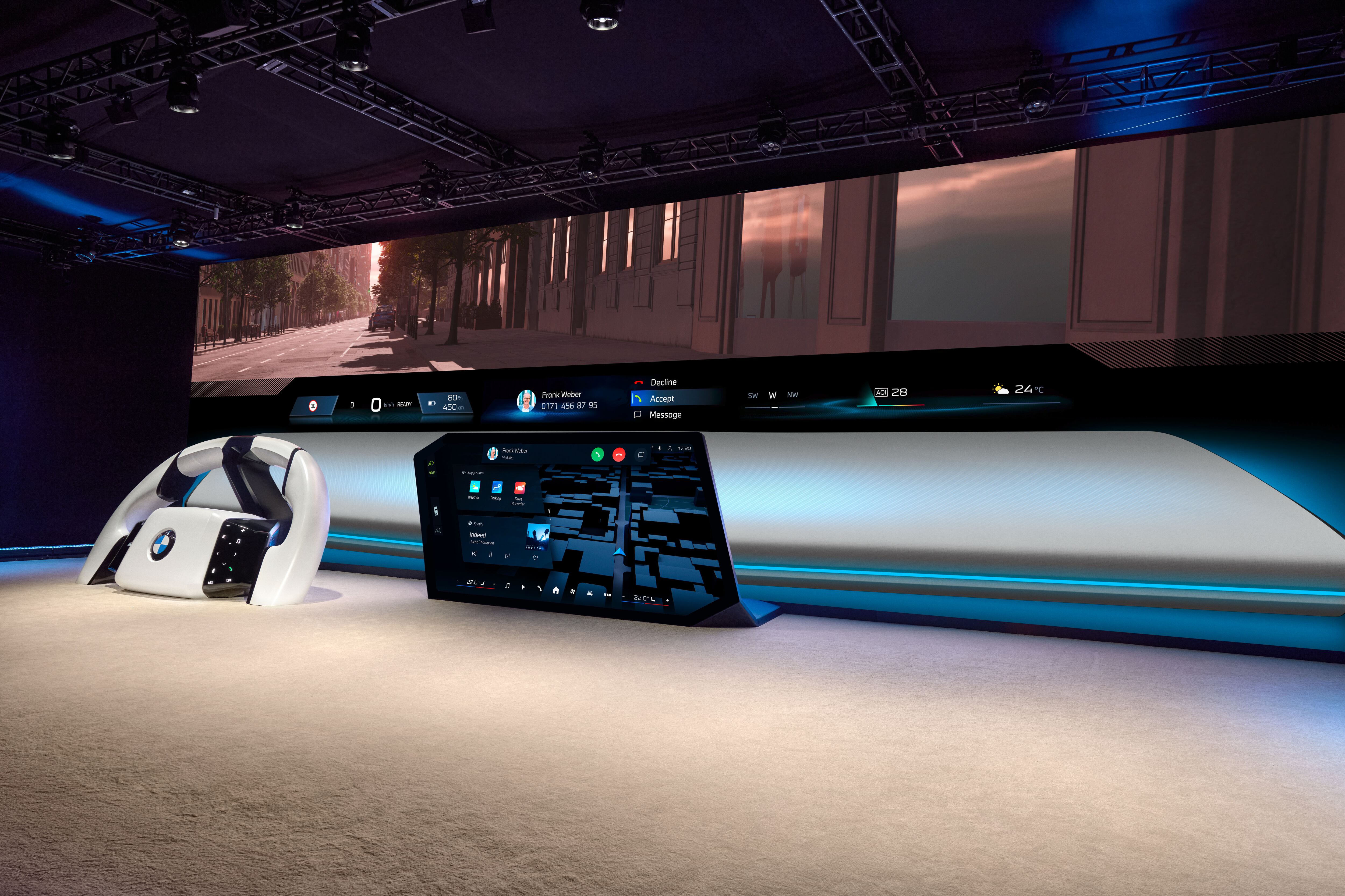 El sistema BMW Panoramic iDrive está ubicado entre los parales del carro, aprovechando todo el ancho del vidrio panorámico.