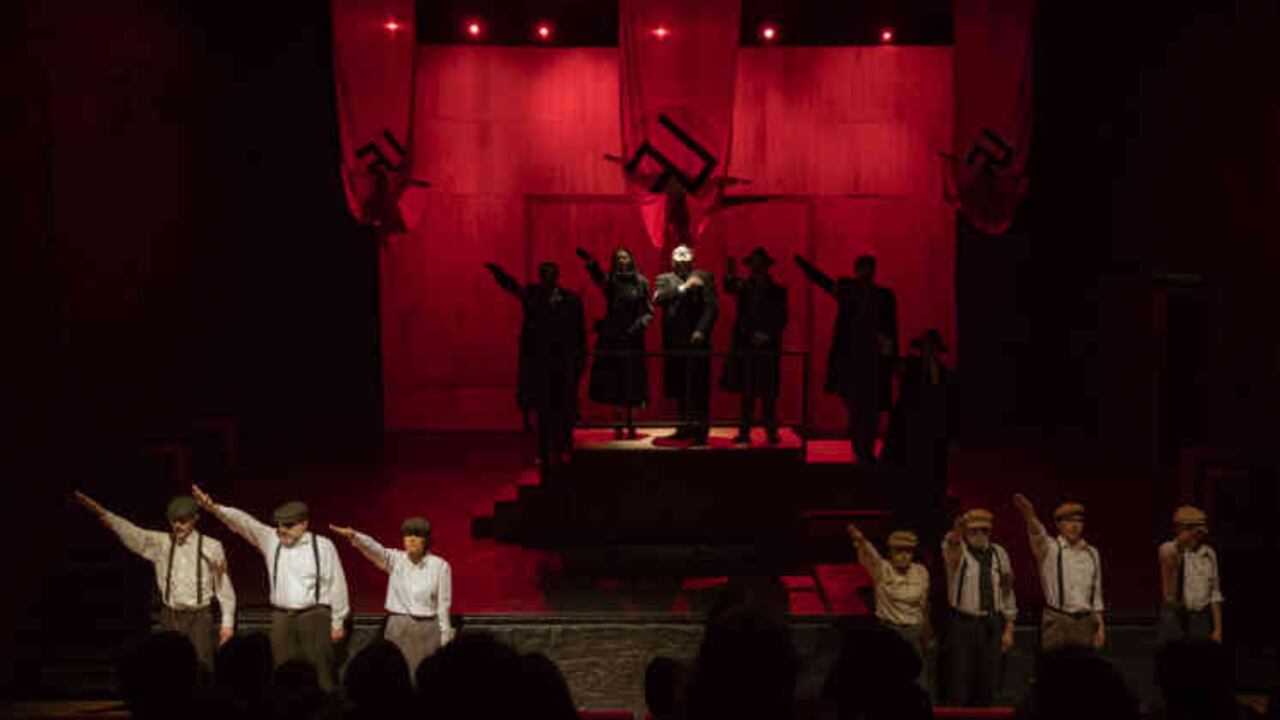 Los telones rojos anunciando la evitable ascensión de Arturo Ui. Foto: Teatro Libre