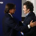 El presidente de Uruguay, Luis Lacalle Pou (izq.), da la bienvenida al presidente de Argentina, Javier Mieli, durante la LXV Cumbre del Mercosur en Montevideo el 6 de diciembre de 2024. (Foto de Eitan ABRAMOVICH / AFP)