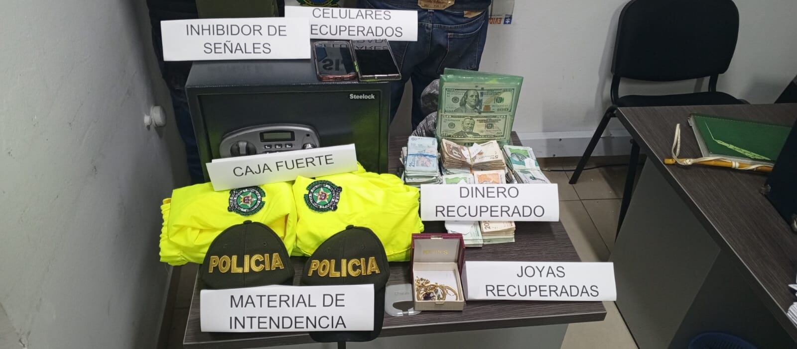 Los elementos con los que dos hombres que robaron una casa en La Calera se hicieron pasar como policías.