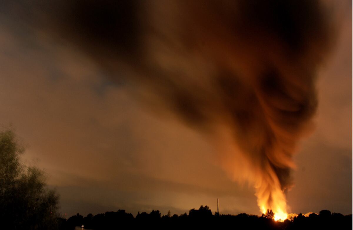 Humo y llamas suben sobre una planta de tratamientos químicos  que explotó en la noche de este martes en Bremen, Alemania. (AP)