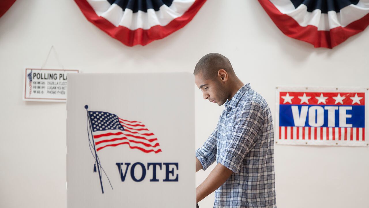 El senador John Thune propone modificar la Ley SAVE para que los votantes presenten identificación con foto además de la prueba de ciudadanía.