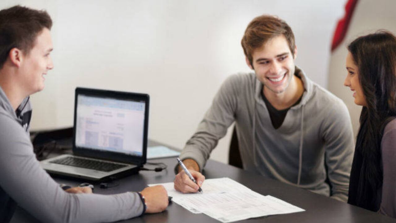 Si bien cuando es joven no tiene un ingreso estable, razón por la cual probablemente no le aprueben un crédito bancario, muchas veces tiene asociados productos que sí catalogan su comportamiento.