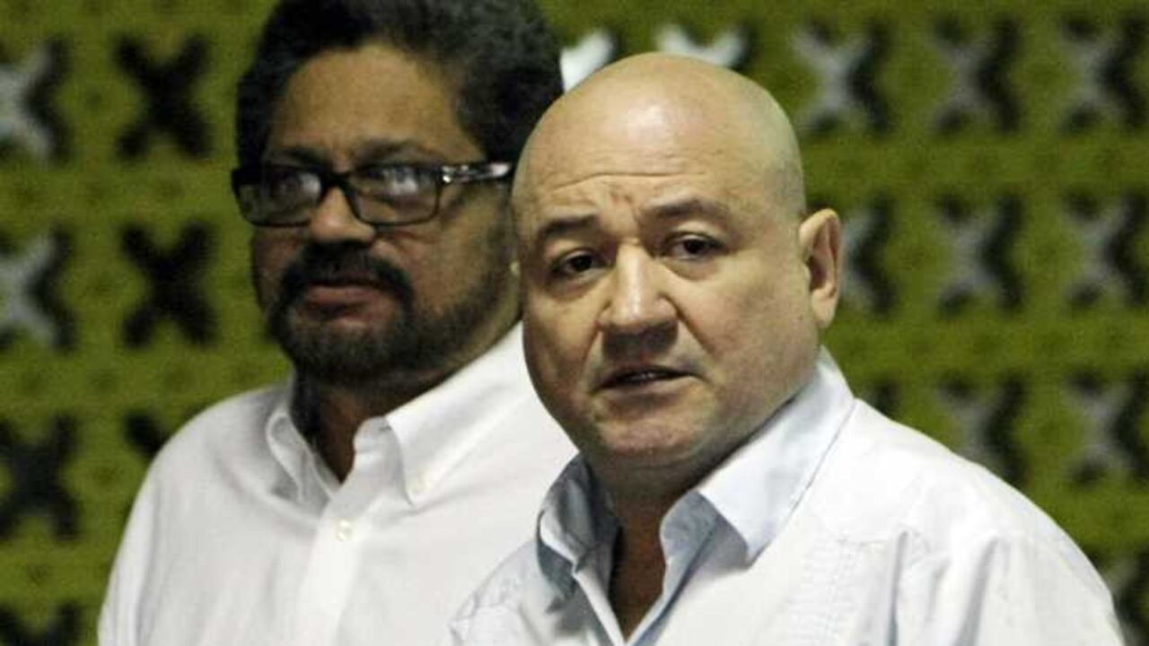 A la derecha Carlos Lozada, negociador de las FARC.