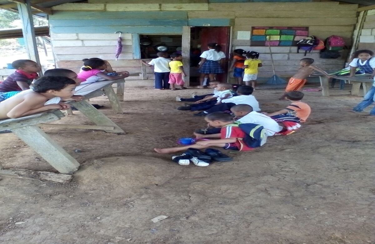 El restaurante escolar fue construido, en madera, por la misma comunidad hace cuatro años.