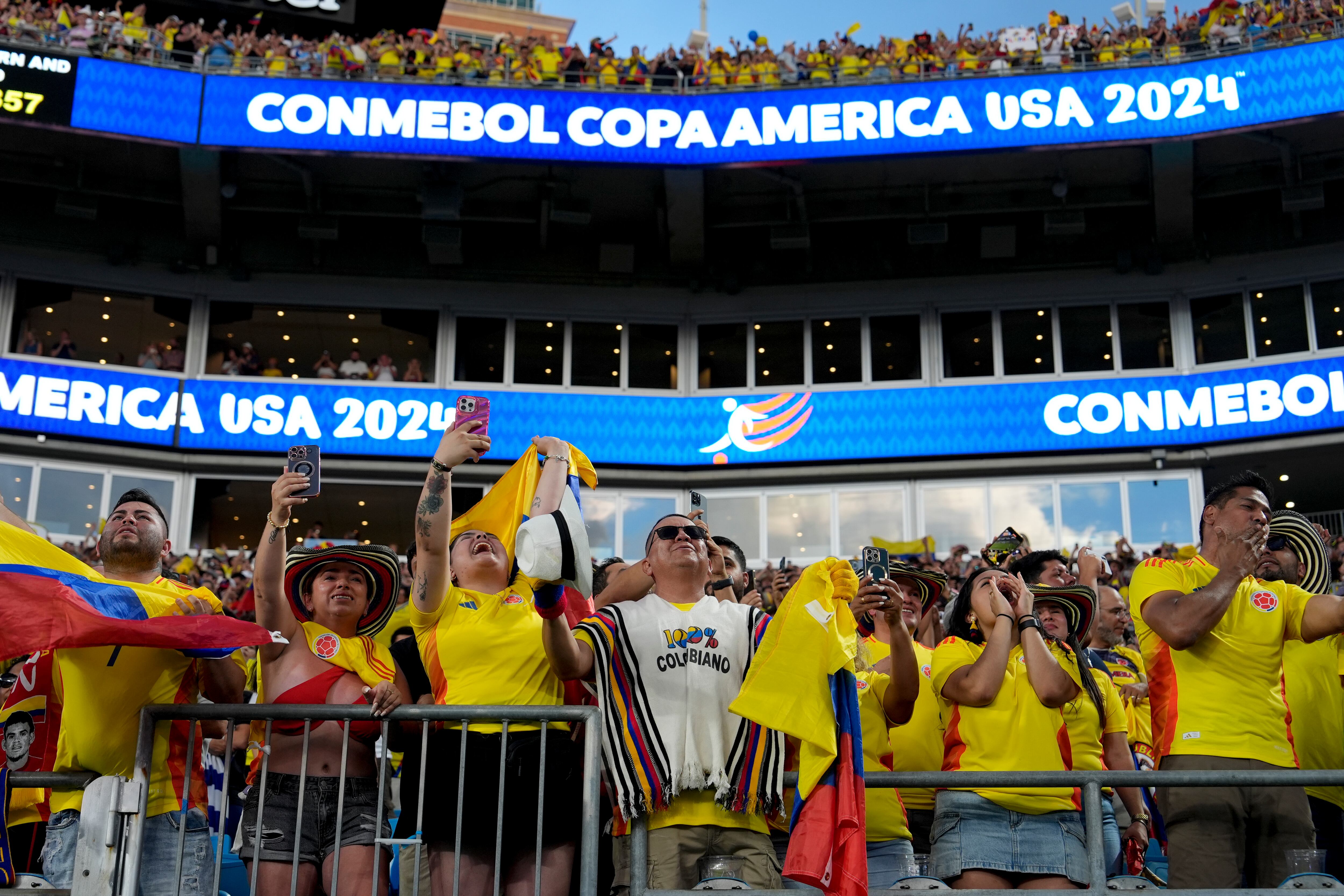 Los fanáticos de Colombia asisten a un partido de fútbol semifinal de la Copa América contra Uruguay en Charlotte, Carolina del Norte, el miércoles 10 de julio de 2024. (Foto AP/Julia Nikhinson)