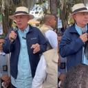 El expresidente Álvaro Uribe pidió que le entregaran las gorras a jóvenes que se manifestaban en su contra en Sonsón.