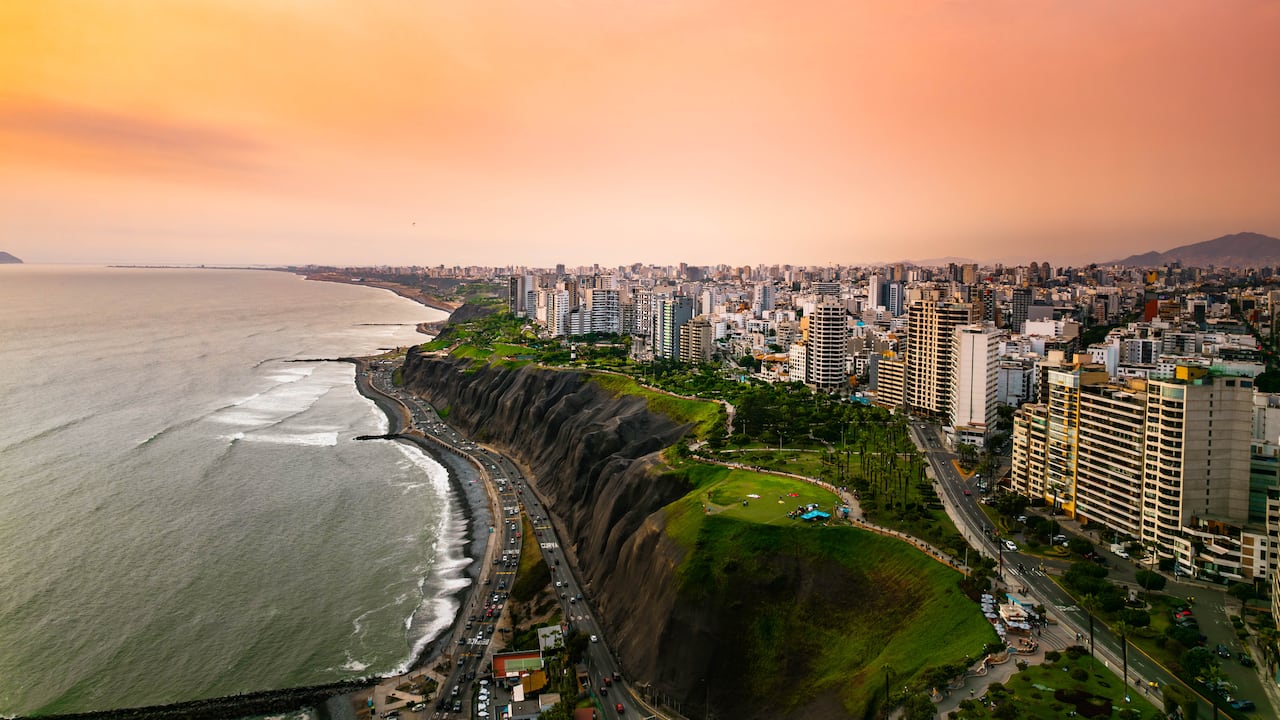 Vista aérea de la puesta de sol sobre el horizonte de Miraflores en Lima, Perú.