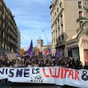 Los manifestantes sostienen una pancarta que dice "el feminismo está luchando" durante una manifestación con motivo del Día Internacional de la Mujer en Barcelona el 8 de marzo de 2023. (Photo by LLUIS GENE / AFP)