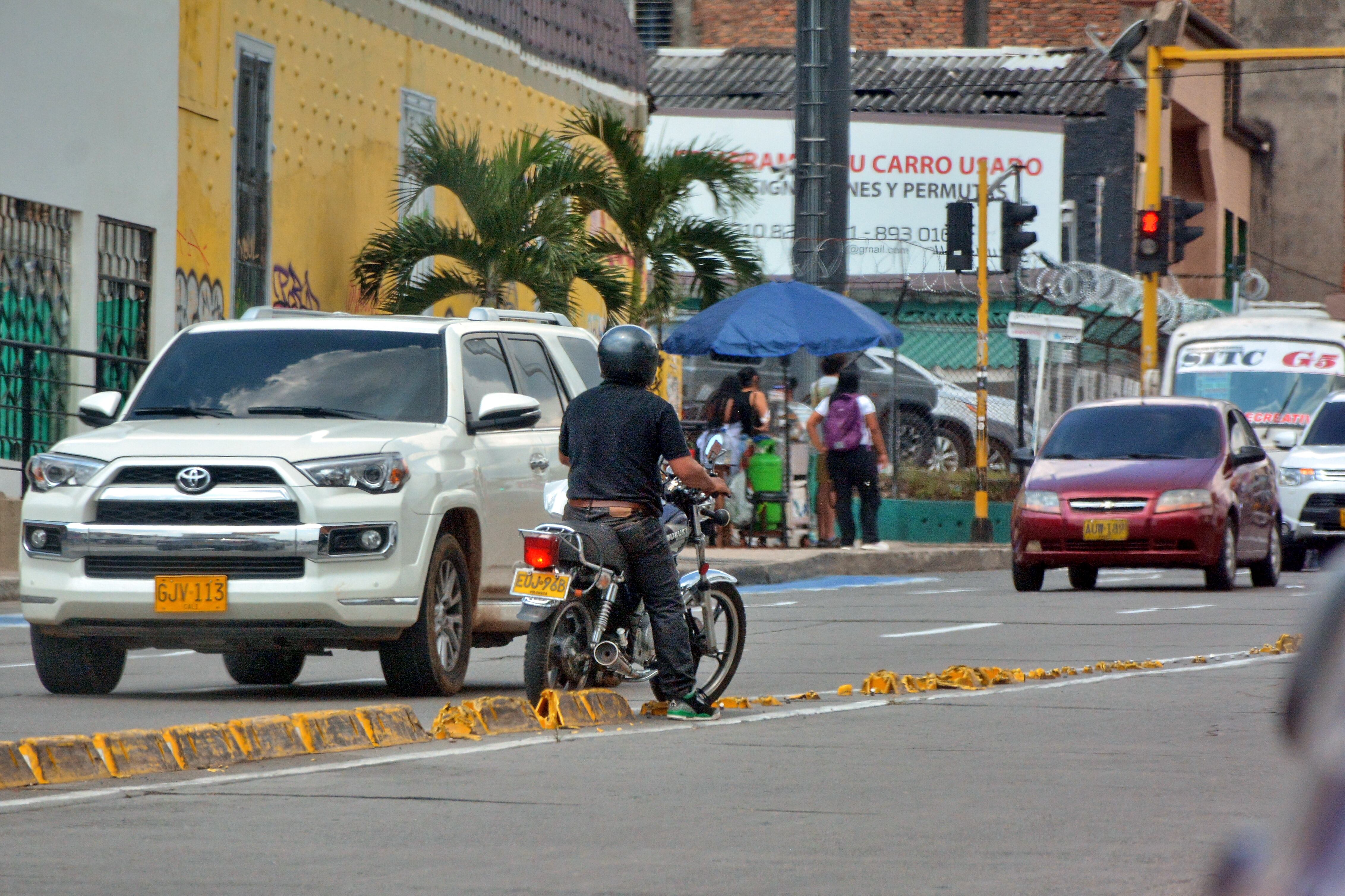Este motociclista es el mayor de los imprudentes. Se atrevió a conducir su moto de placa EOJ-96B por la calle quinta, en sentido contrario. Antes del desvío para tomar el puente para coger la carrera 10. Motos y carros le pintaban, en protesta, por la falta de cultura, imprudencia y por colocar a otros vehículos en riesgo de colisionar con él.