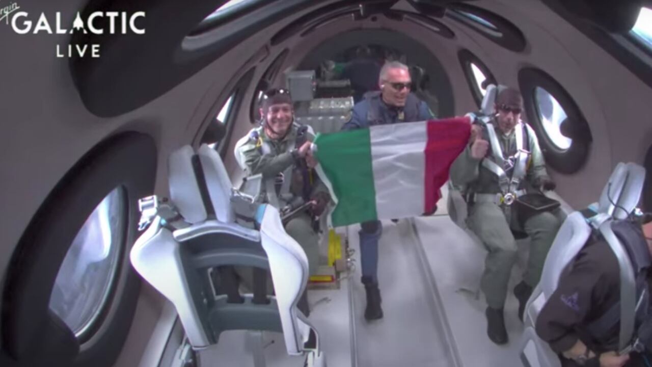 Momento en el que los tripulantes italianos llegan al espacio y celebran sacando su bandera