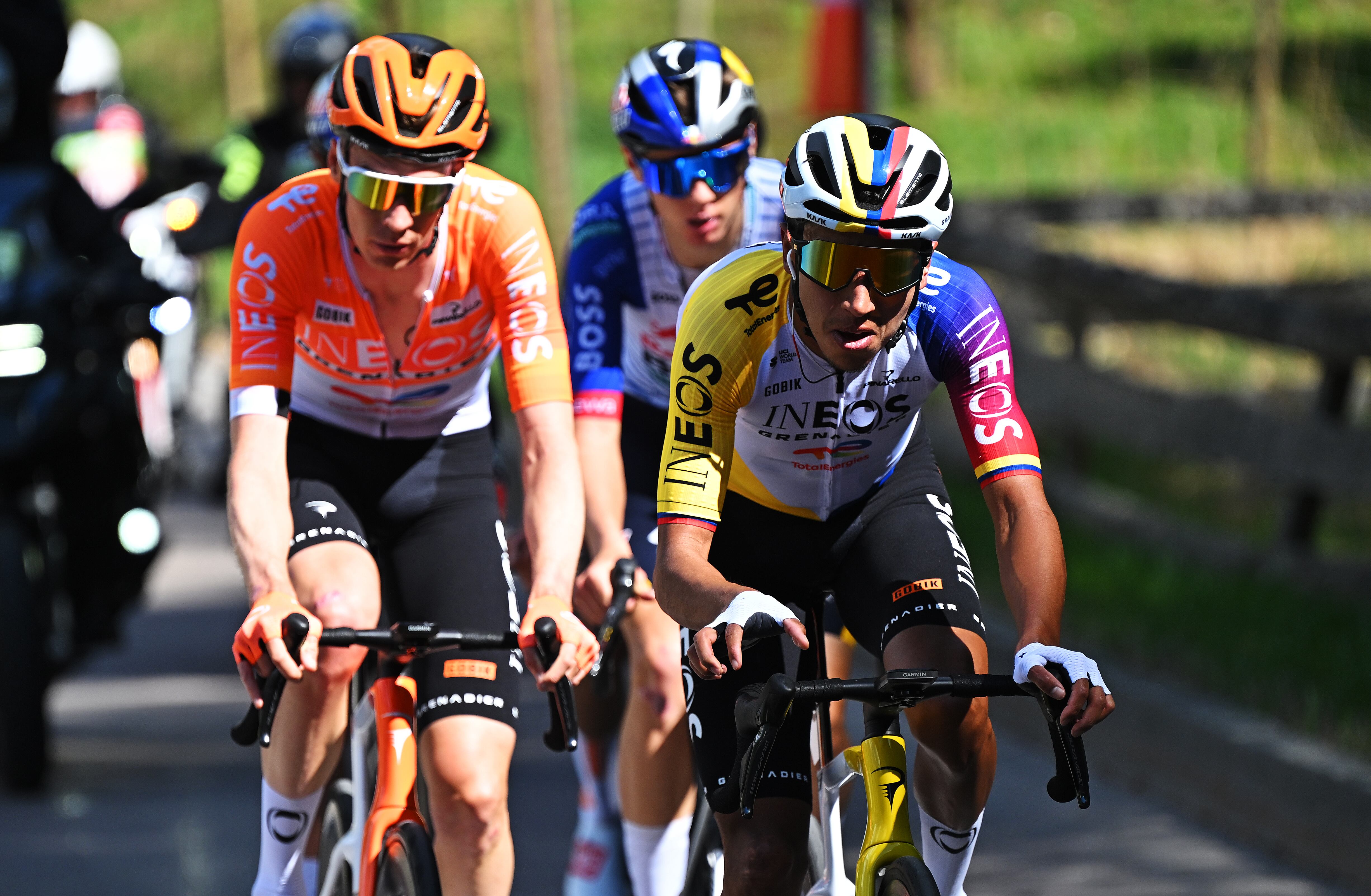 Egan Bernal ya se subió al podio del Tour de los Alpes tras la etapa 3.