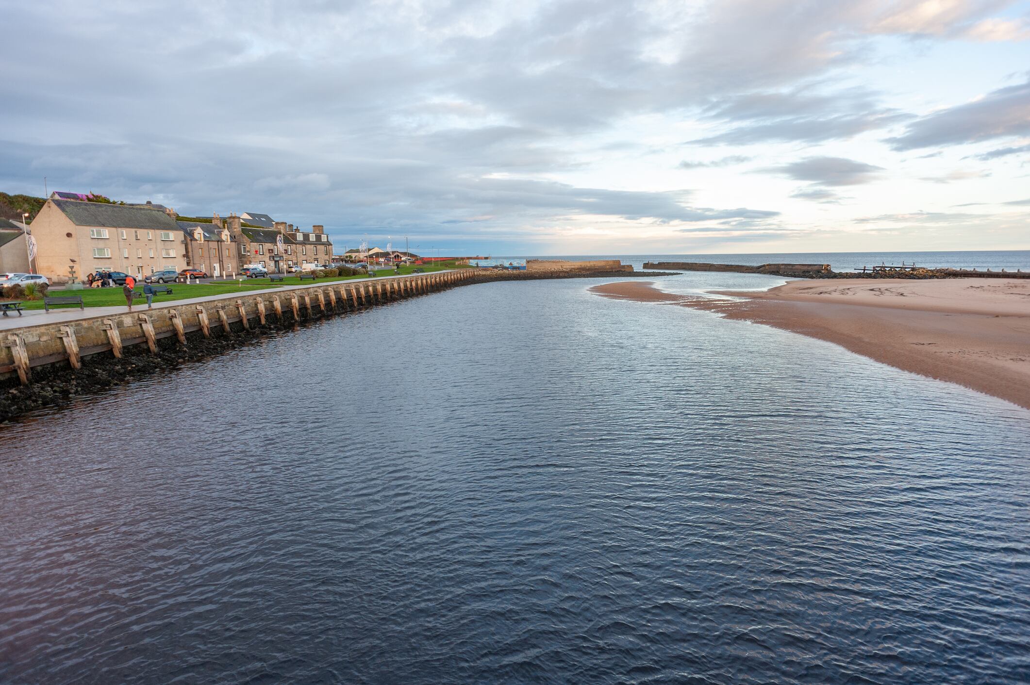 Vista del río Lossie hacia el Moray Firth en Escocia.