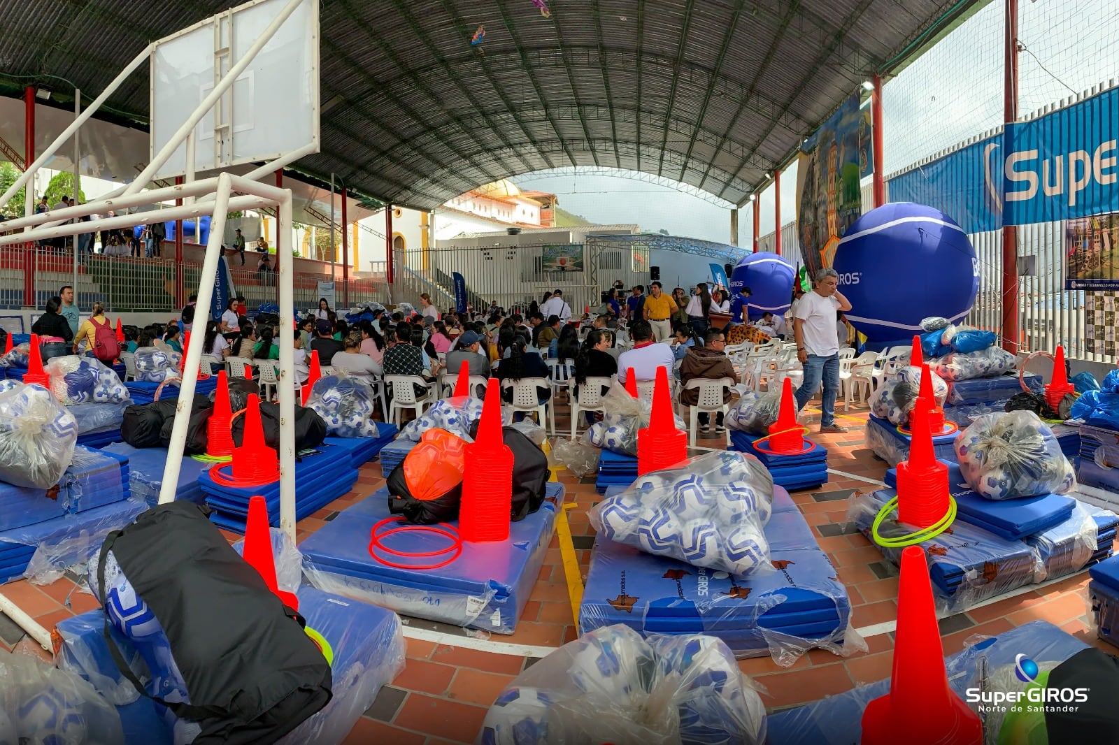 Parte de los elementos deportivos entregados a los niños en las escuelas