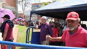 Tras el caos por las largas filas, la entidad bancaria aumentó los colaboradores en algunas ciudades.