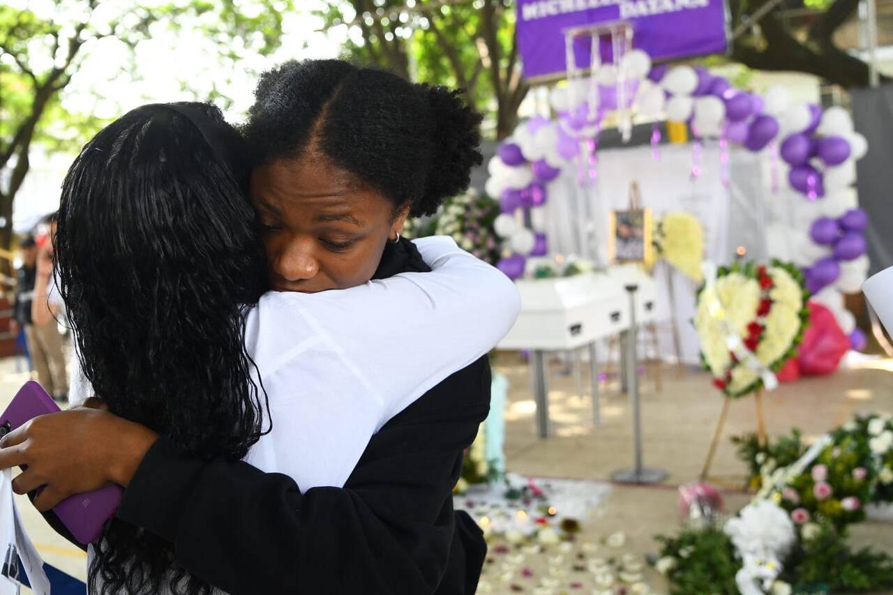 Las lágrimas, la incertidumbre y el dolor se apoderan de lugar. Seres queridos de Michel Dayana la despiden con flores, velas y oraciones.