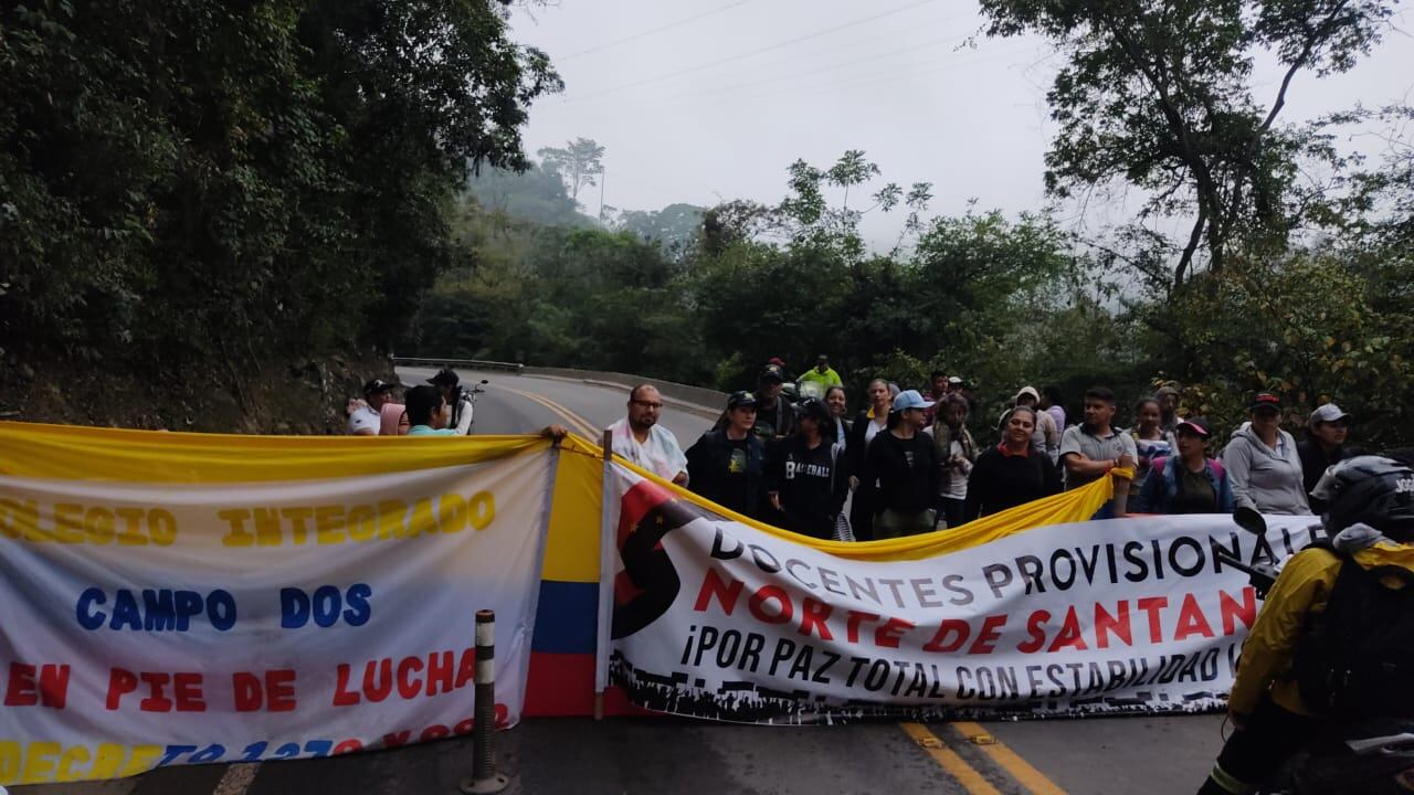 Hay docentes de toda la región protestando.