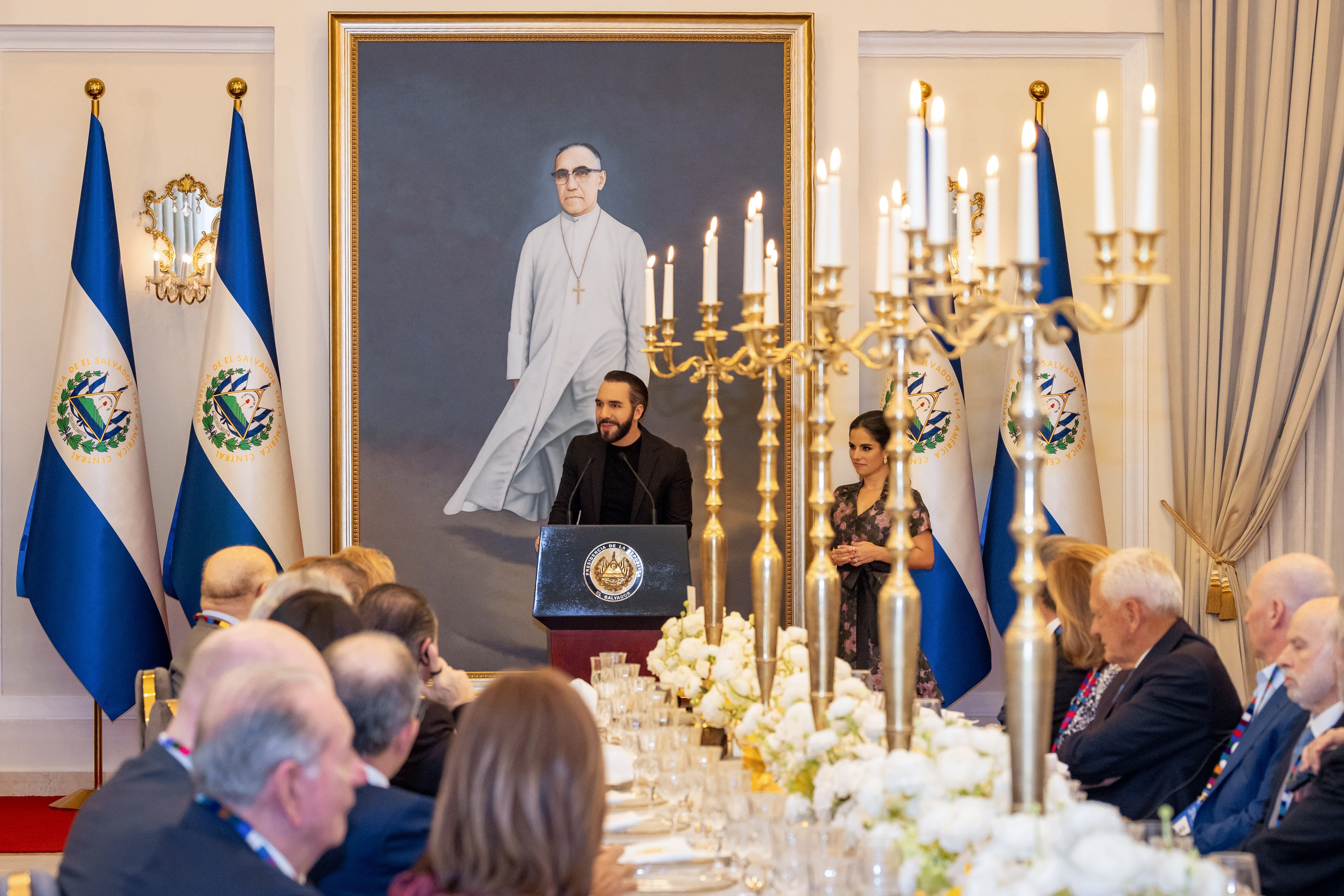 El presidente salvadoreño se reunie con empresarios