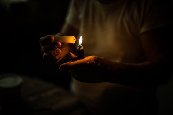 En 12 ciudades de Venezuela, el 37 % de sus residentes señalaron que sufrieron de dos a seis horas de interrupciones eléctricas diarias en marzo. Photographer: Meridith Kohut/Bloomberg via Getty Images