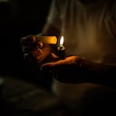 En 12 ciudades de Venezuela, el 37 % de sus residentes señalaron que sufrieron de dos a seis horas de interrupciones eléctricas diarias en marzo. Photographer: Meridith Kohut/Bloomberg via Getty Images