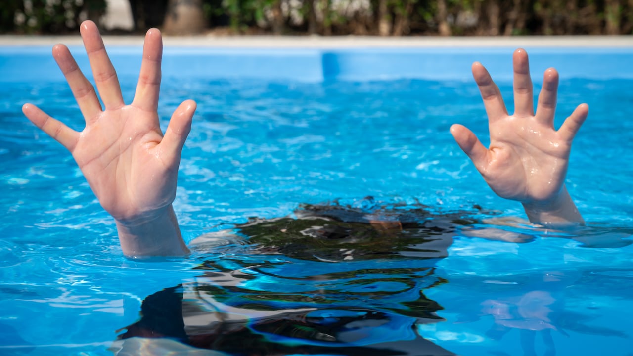 El menor comenzó a sentir "toques" debajo del agua. Imagen de referencia.